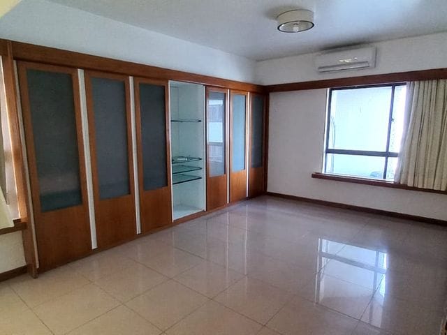 Foto do Apartamento - Apartamento no Edf. Sobrado Capibaribe com 290m2,  beira Rio, com 4 quartos (sendo 1 suíte), 3 vagas, 1 por andar. Madalena, Recife, PE | Tânia Macêdo Imóveis