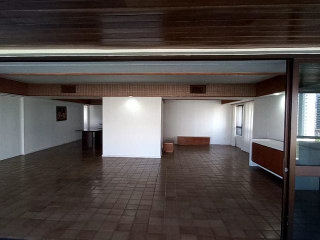 Foto do Apartamento - Apartamento no Edf. Sobrado Capibaribe com 290m2,  beira Rio, com 4 quartos (sendo 1 suíte), 3 vagas, 1 por andar. Madalena, Recife, PE | Tânia Macêdo Imóveis