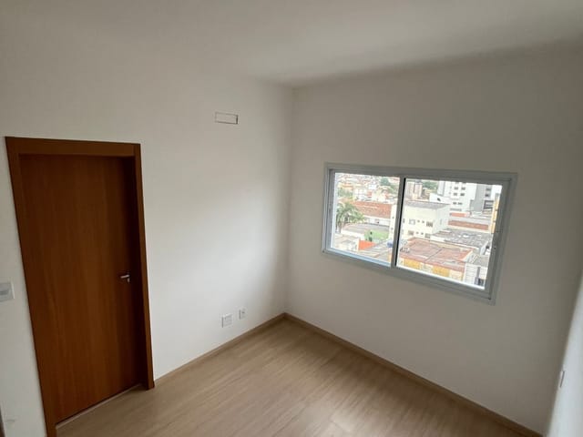 Apartamento 3 quartos e 3 banheiros, para alugar, no bairro Centro em Lavras
