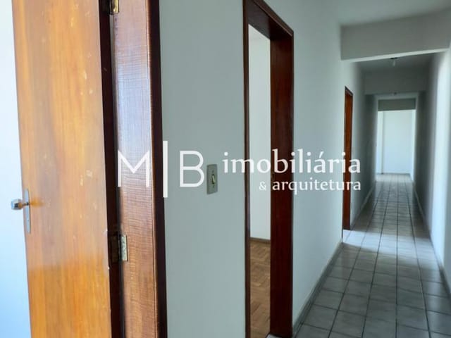 Apartamento 3 quartos e 2 banheiros, para alugar, no bairro Centro em Lavras