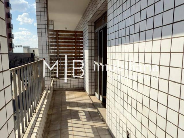 Apartamento 3 quartos e 2 banheiros, para alugar, no bairro Centro em Lavras