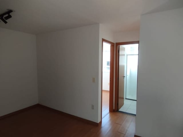 Apartamento com 76m² 2 quartos e 1 banheiro, à venda ou para alugar, no bairro Chácara Manella em Cambé