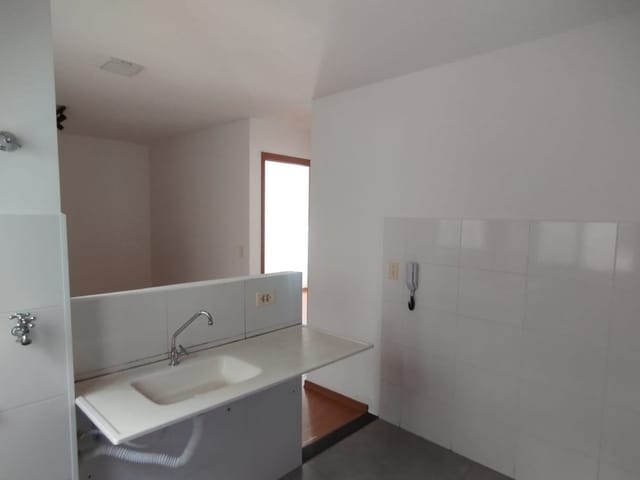 Apartamento com 76m² 2 quartos e 1 banheiro, à venda ou para alugar, no bairro Chácara Manella em Cambé