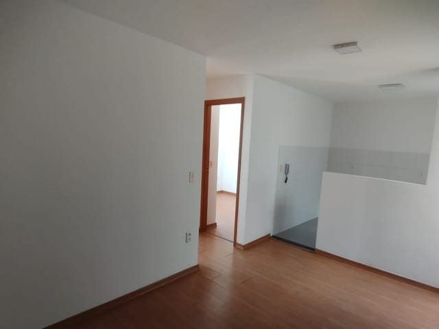 Apartamento com 76m² 2 quartos e 1 banheiro, à venda ou para alugar, no bairro Chácara Manella em Cambé