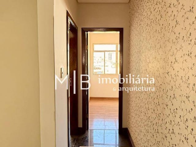 Apartamento 3 quartos e 2 banheiros, para alugar, no bairro Centro em Lavras