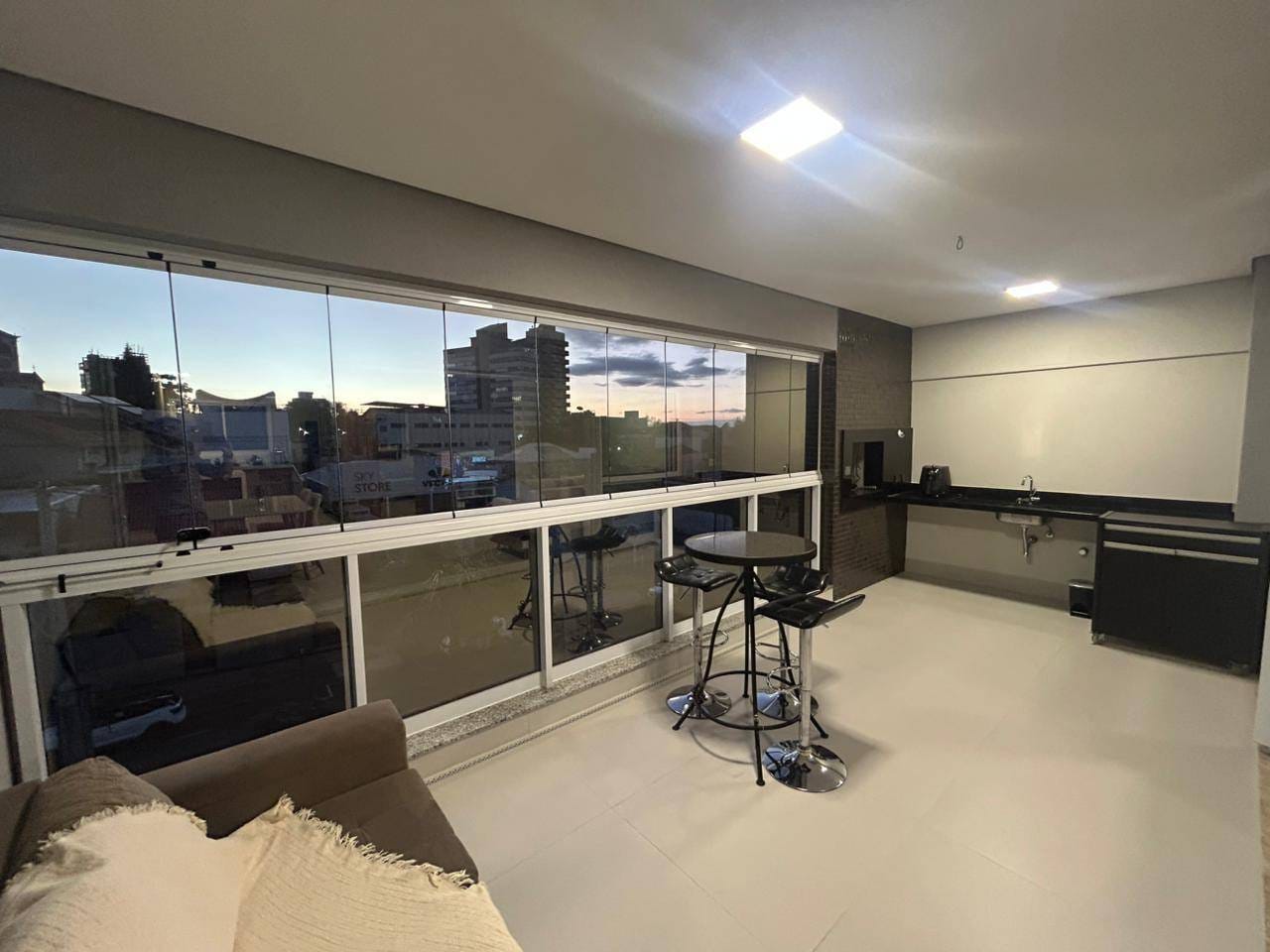 Apartamento à venda com 3 quartos, 165m² - Foto 2