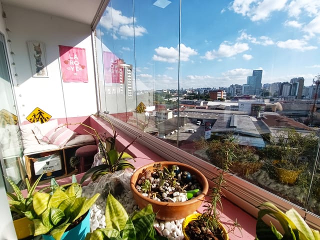 Foto do Apartamento - Apê ANDAR ALTO, Sacada fechada em vidro c/ Linda Vista, Quarto Separado, Planejados na Cozinha e Banheiro e Vaga Coberta/Livre no Cristo Rei divisa com Centro | Auze Imóveis
