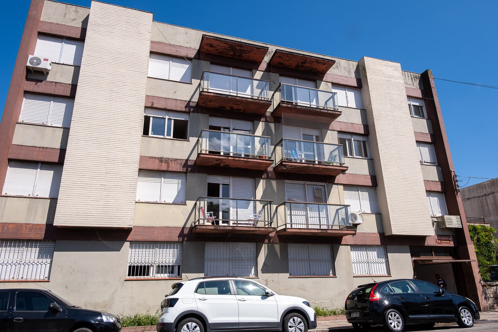 Apartamento de 3 dormitórios para alugar no centro de Pelotas RS, com excelente localização e fácil acesso a comércios e serviços