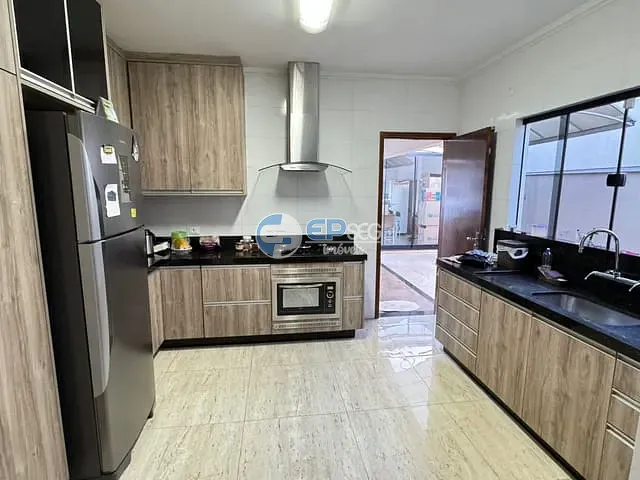 Casa com 320m² 3 quartos e 3 banheiros, para alugar, no bairro Jardim Tókio em Londrina