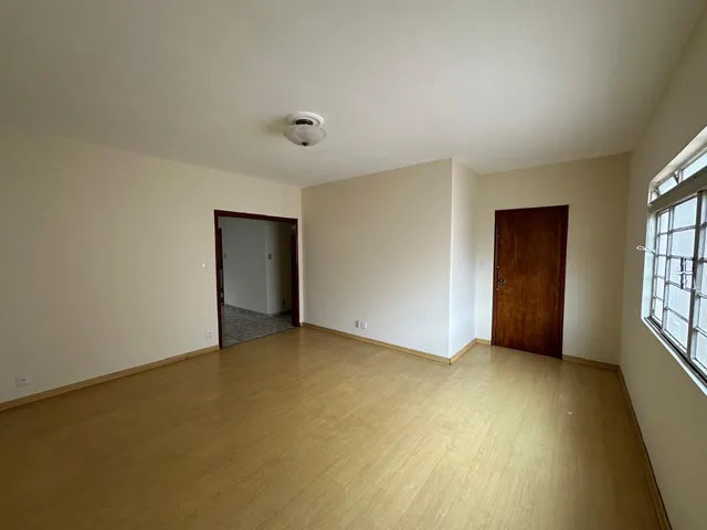 Apartamento 4 quartos e 2 banheiros, para alugar, no bairro Centro em Pouso Alegre