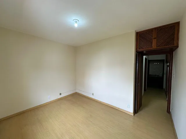 Apartamento 4 quartos e 2 banheiros, para alugar, no bairro Centro em Pouso Alegre