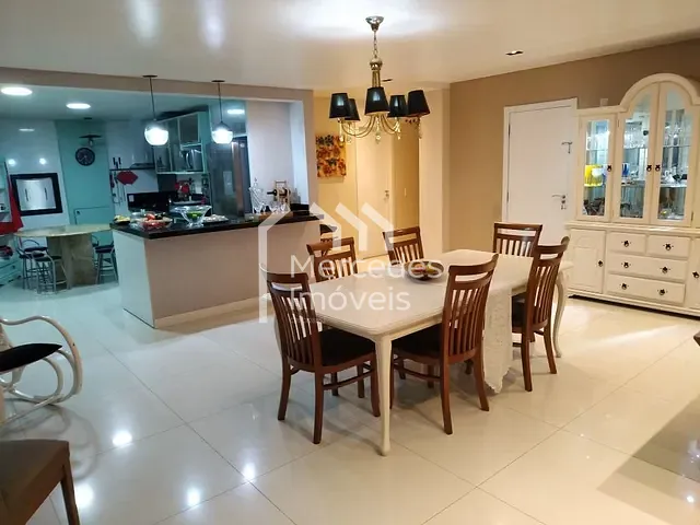 Apartamento com 240m² 4 quartos e 5 banheiros, à venda, no bairro Centro em Balneário Camboriú