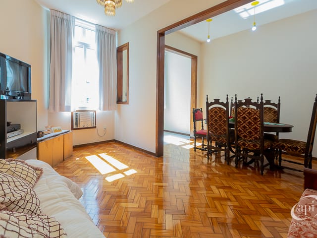 Foto do Apartamento - VENDO 3 quartos REFORMADO próximo a Constante Ramos,  situado na Av. Copacabana.  Super silencioso e claro. Agende já a sua visita! | GrupoApi