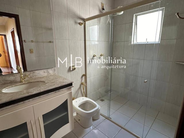 Apartamento 3 quartos e 2 banheiros, para alugar, no bairro Centro em Lavras