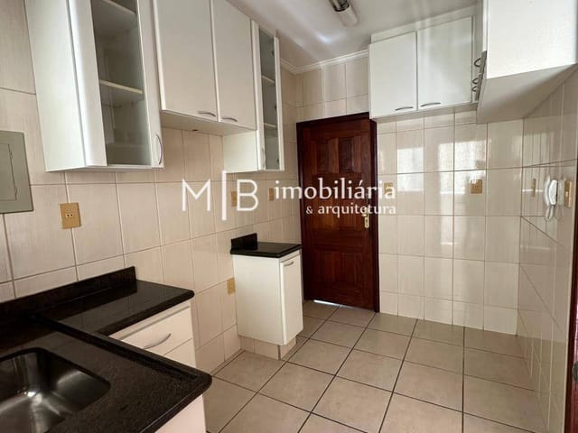 Apartamento 3 quartos e 2 banheiros, para alugar, no bairro Centro em Lavras