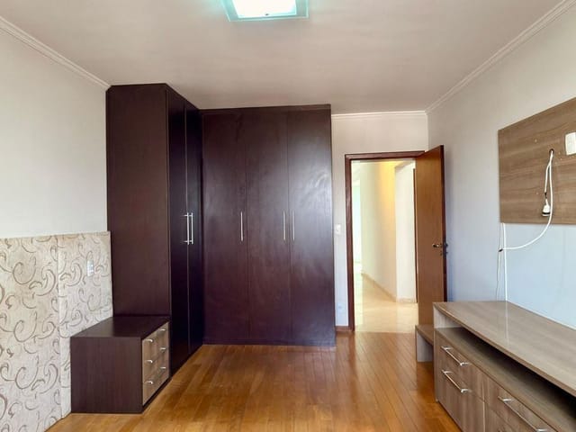 Apartamento 4 quartos e 2 banheiros, para alugar, no bairro Centro em Lavras