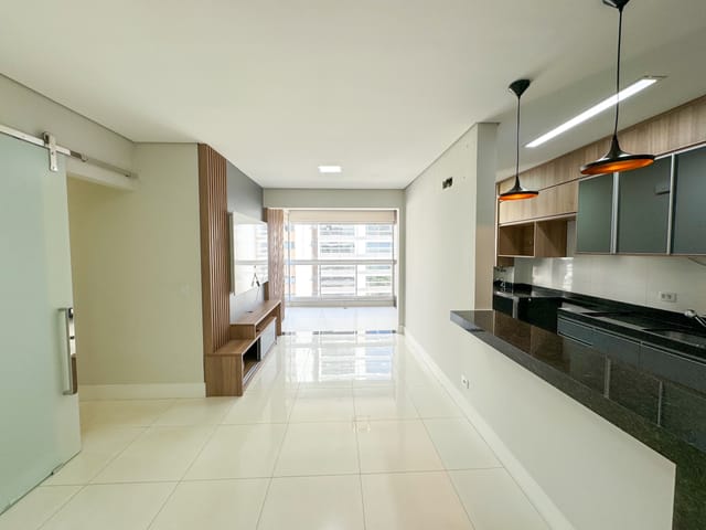 Foto do Apartamento - Apartamento à venda Edifício Uptown - Gleba Palhano, 86m², 3 dormitórios sendo 1 suíte, sacada integrada com churrasqueira e 2 vagas de garagem - Londrina, PR. | Grupo Mitral Imóveis
