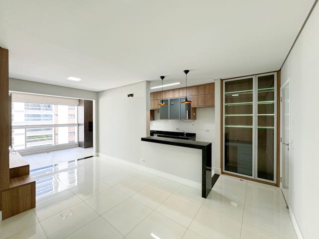 Foto do Apartamento - Apartamento à venda Edifício Uptown - Gleba Palhano, 86m², 3 dormitórios sendo 1 suíte, sacada integrada com churrasqueira e 2 vagas de garagem - Londrina, PR. | Grupo Mitral Imóveis