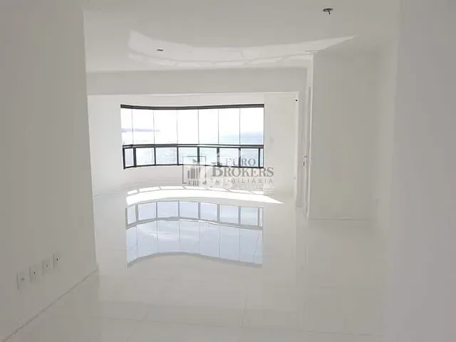 Apartamento com 196m² 3 quartos e 2 banheiros, à venda, no bairro Centro em Balneário Camboriú