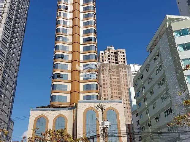 Apartamento com 196m² 3 quartos e 2 banheiros, à venda, no bairro Centro em Balneário Camboriú