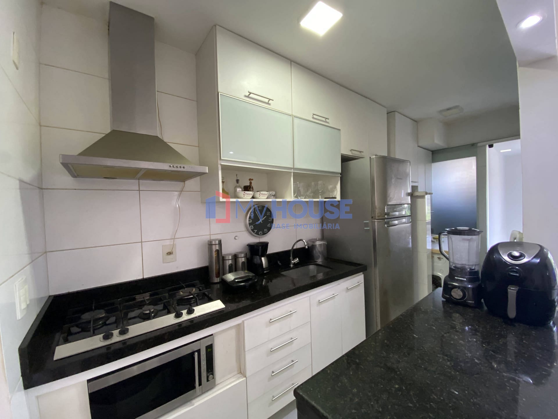 Apartamento à venda com 2 quartos, 70m² - Foto 2