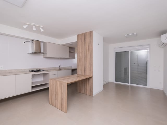 Foto do Apartamento - Apartamento para locação com 2 quartos (1 suíte), cozinha planejada, ar-condicionado, sacada com churrasqueira e vaga de garagem privativa. | UP Imóveis