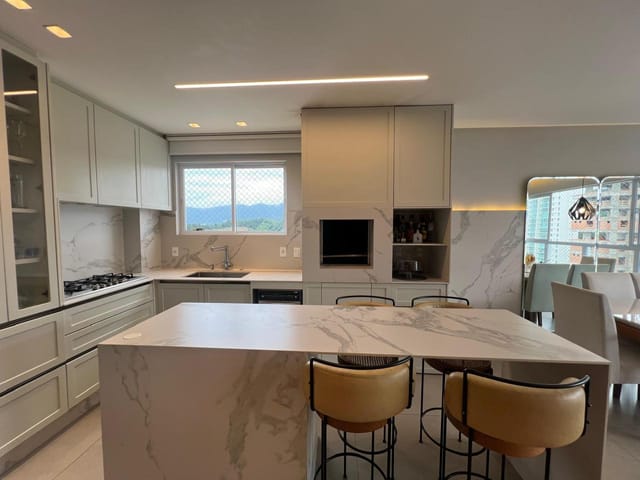 Apartamento 3 quartos e 4 banheiros, à venda, no bairro Pioneiros em Balneário Camboriú