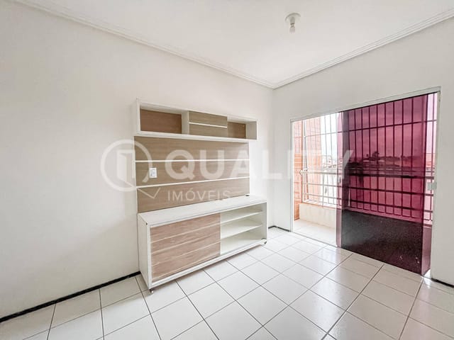 Apartamento 3 quartos e 2 banheiros, para alugar, no bairro Montese em Fortaleza