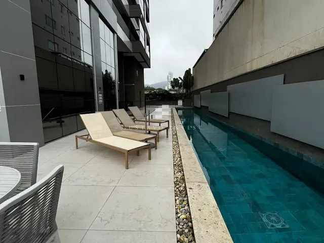 Apartamento 2 quartos e 3 banheiros, para alugar, no bairro Praia Brava de Itajaí em Itajaí
