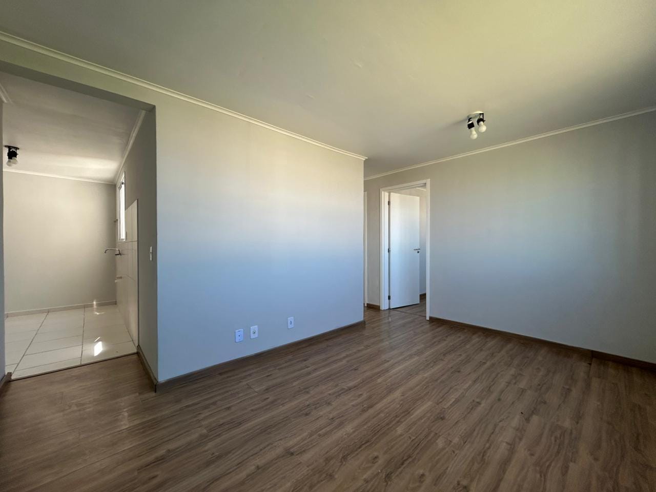 Apartamento à venda no Maria Clara Umuharama - 53 m², 2 quartos, piso laminado e vaga de garagem.