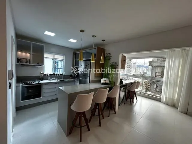 Apartamento com 210m² 3 quartos e 3 banheiros, à venda, no bairro Meia Praia em Itapema