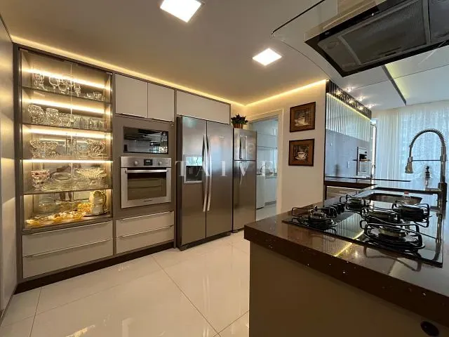 Apartamento com 308m² 4 quartos e 5 banheiros, à venda, no bairro Meia Praia em Itapema