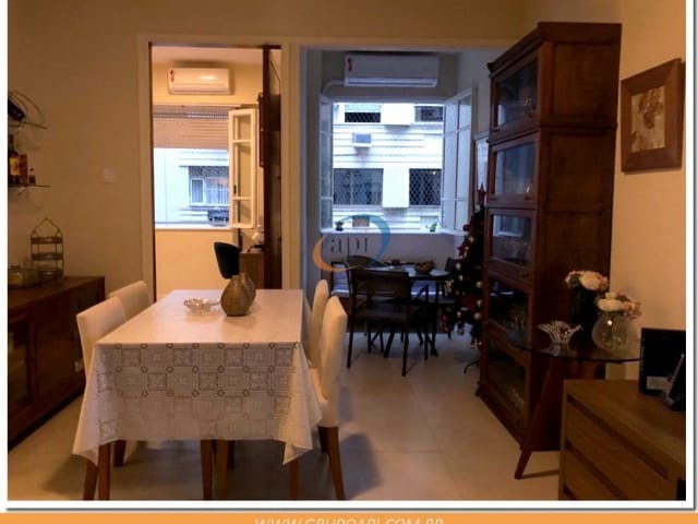 Foto do Apartamento - Raridade para ser seu novo lar no Posto 4! 3 Quartos com Varanda e 140m² – Totalmente Reformado, segunda quadra da princesinha do mar, Copacabana. | GrupoApi