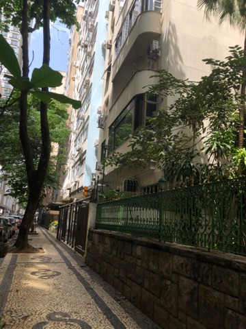 Foto do Apartamento - Raridade para ser seu novo lar no Posto 4! 3 Quartos com Varanda e 140m² – Totalmente Reformado, segunda quadra da princesinha do mar, Copacabana. | GrupoApi