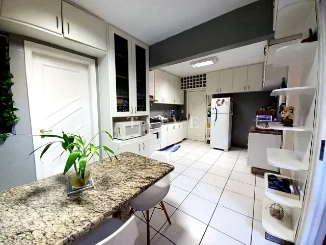 Apartamento com 237m² 5 quartos e 2 banheiros, à venda, no bairro Centro em Londrina