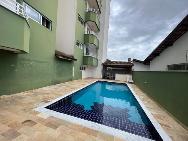 Foto do Apartamento - Apartamento à venda, região central de Caraguatatuba, 02 dormitórios com sacada, sendo 01 suíte, mobiliado, 01 vaga coberta, aceita financiamento | Israel Imoveis