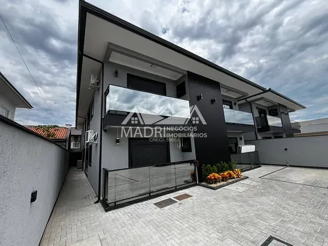 Apartamento com 96m² 3 quartos e 2 banheiros, para alugar, no bairro Aririú em Palhoça