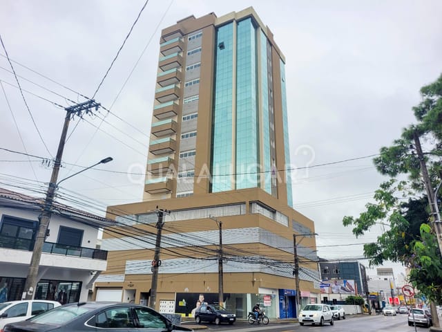 Apartamento 4 quartos e 4 banheiros, para alugar, no bairro Centro em Tubarão