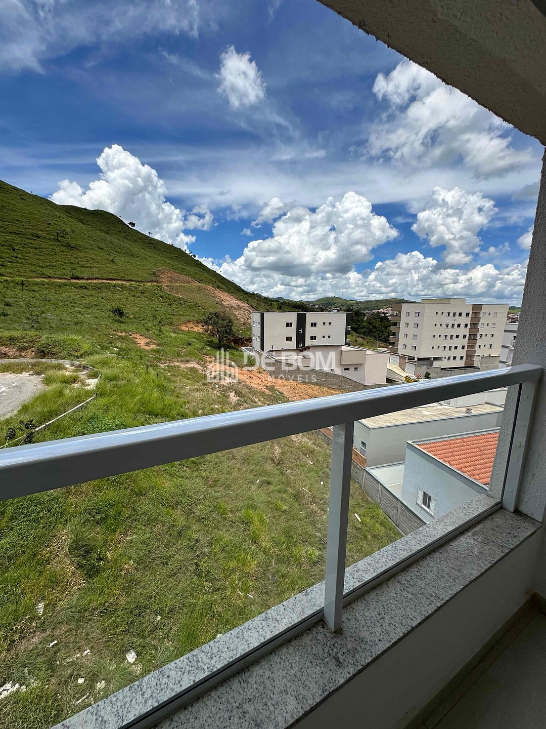Apartamento à venda com 3 quartos, 99m² - Foto 2