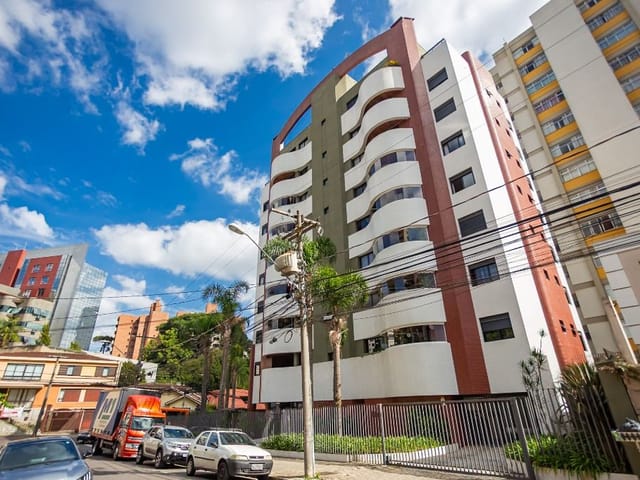 Apartamento 2 quartos e 5 banheiros, para alugar, no bairro Centro Cívico em Curitiba