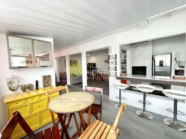 Cobertura / Penthouse com 200m² 3 quartos e 3 banheiros, para alugar, no bairro Jurerê Internacional em Florianópolis