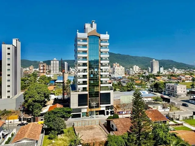 Apartamento com 218m² 4 quartos e 5 banheiros, à venda, no bairro Meia Praia em Itapema