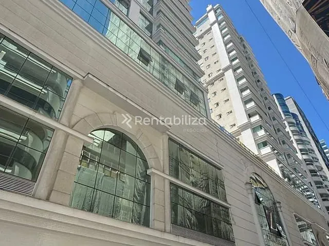 Apartamento com 257m² 4 quartos e 5 banheiros, à venda, no bairro Meia Praia em Itapema