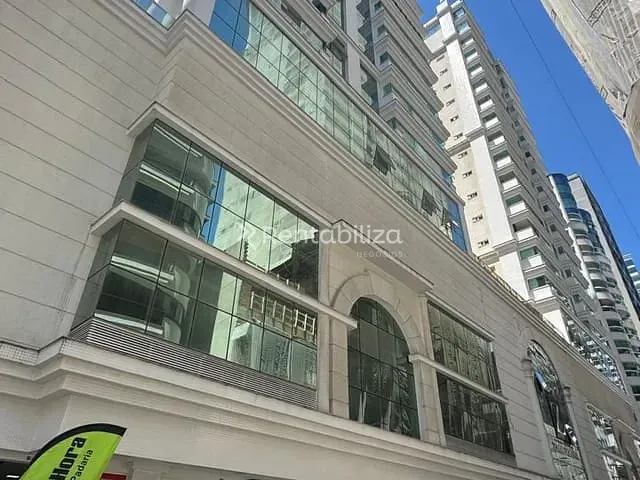Apartamento com 257m² 4 quartos e 5 banheiros, à venda, no bairro Meia Praia em Itapema