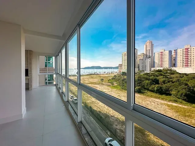 Apartamento com 311m² 4 quartos e 5 banheiros, à venda, no bairro Meia Praia em Itapema