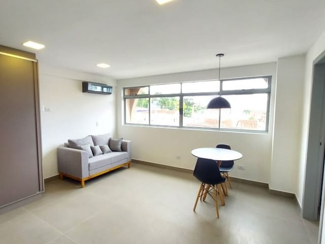 Apartamento 1 quarto e 1 banheiro, para alugar, no bairro Centro Cívico em Curitiba