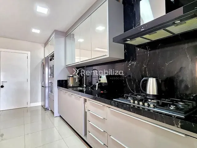 Apartamento com 171m² 3 quartos e 3 banheiros, à venda, no bairro Meia Praia em Itapema
