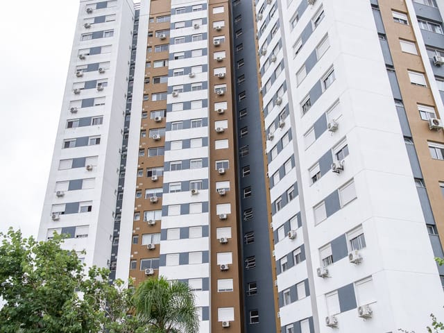 Apartamento com 70m² 3 quartos e 2 banheiros, à venda ou para alugar, no bairro Centro em Pelotas