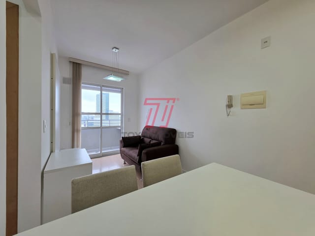 Apartamento 1 quarto e 1 banheiro, para alugar, no bairro Centro em Curitiba