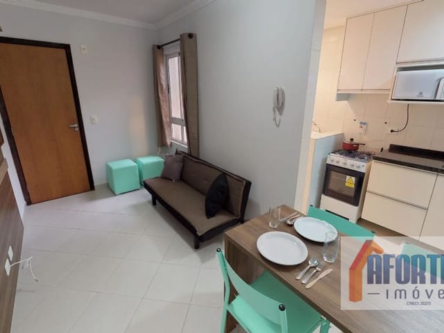 Apartamento 1 quarto e 1 banheiro, para alugar, no bairro Centro em Curitiba